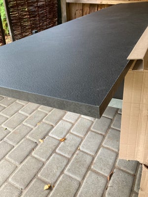 Bordplade, PFP laminat plade, Antrasitgrå
Str. 225 x 61cm
Tykkelse 30 mm
Kantet en lang og en kort
U