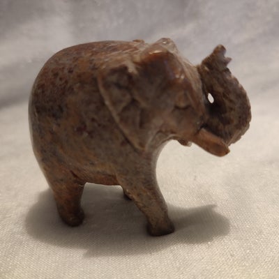 Andre samleobjekter, Sten, Udskåret sten elefant.
Den måler ca:
H 5 cm, L 6 cm.
Fin stand.

Sender g