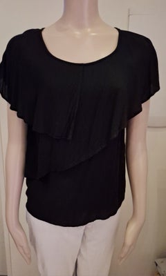 T-shirt, One two, str. 42, Sort, 100%viscose, Næsten som ny, Mål
Brystmål fra under armen 89 cm
Læng