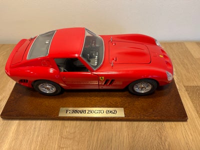 Modelbil, Ferrari 250 GTO 1962, skala 1:18, Monteret på træplade
Bburago
Stand som foto
Kan sendes f