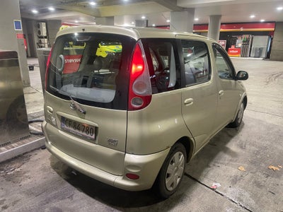 Toyota Yaris Verso, 1,3 Luna, Benzin, 2002, km 355000, champagnemetal, 5-dørs, Stabil bil
Kører og s