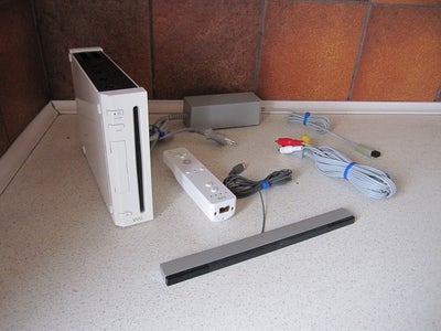 Nintendo Wii, Spillesæt i hvid, Perfekt, 
- Indeholder:
- Konsol-del (RVL-001 EUR),
- Strømforsyning