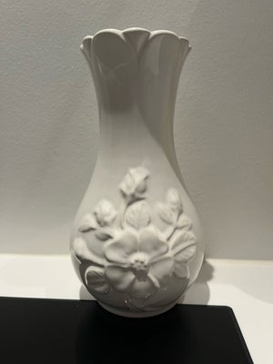 Vase, Vase, Loucart, Fineste hvide vase med blomstermotiv. 22 cm høj. 