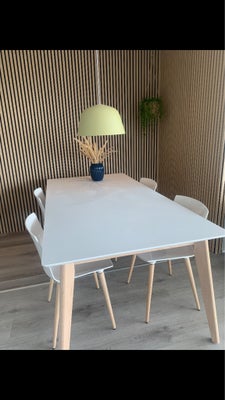 Spisebord m/stole, Fint Bord med 4 stole. 
200 cm l. B 100cm 
Flot stand