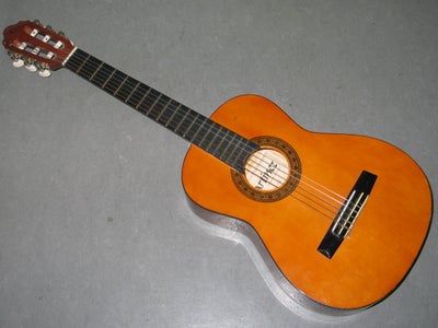 Spansk, andet mærke Martinez MTC-112, Guitar
Martinez MTC-112.

Mindre størrelse end alm guitarer