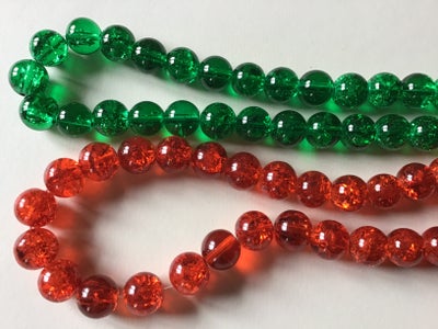 Perler, Flotte krakelerede glasperler i to smukke farver: MØRKEGRØN og ORANGERØD. Perlerne er 10 mm 