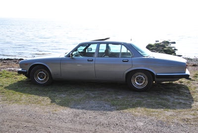 Jaguar XJ6, 4,2, Benzin, 1981, km 145000, sølvmetal, 4-dørs, Jaguar XJ6 til salg, Serie 3.

Barn Fin