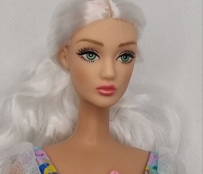 Barbie, OOAK, Defa Lucy hoved på Barbie krop med ben i hård plast. Dukken er iført original 90er pås
