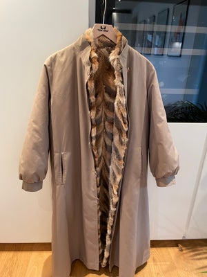 Trenchcoat, str. 38, Cap Ferrat,  Beige,  God men brugt, Cap Ferrat str 38. Retro Trenchcoat / frakk