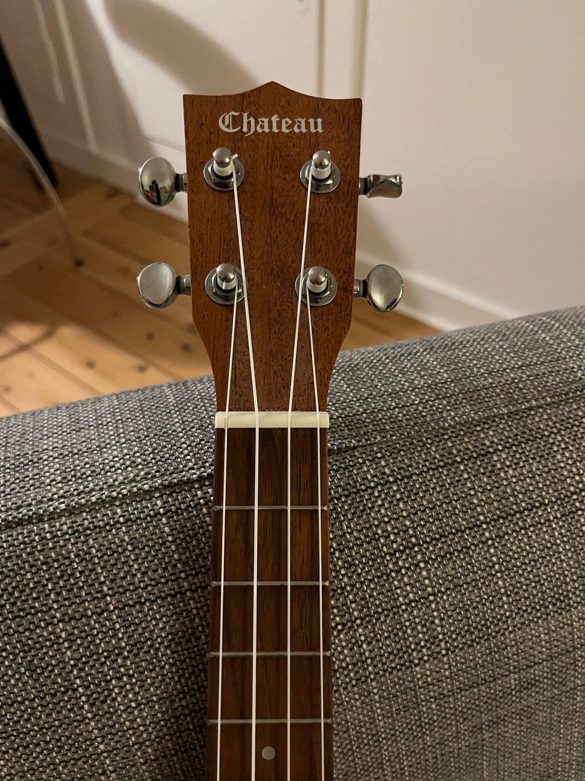 Tenor ukulele, Chateau C08-U2300
