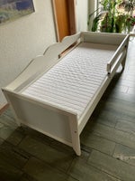 Juniorseng, Pæn hvidmalet junior seng med madras, b: 77 l: