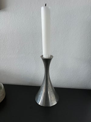 Tin, Lysestage, Just Andersen, Smuk stilren lysestage i tin, design af sølvsmed Just Andersen. 15 cm