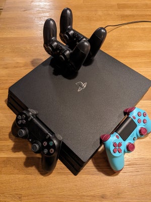 Playstation 4 Pro, 1 TB, God, PlayStation 4 Pro 1 TB. 
Medfølger:
- 4x Dualshock controllers (3x sor