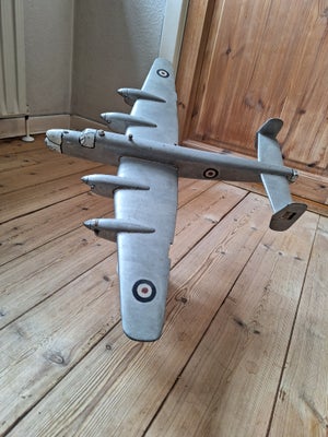 Modelfly, Håndlavet Handley Page Halifax, Handley Page Halifax.
Stor træmodel fra slut 40'erne.
Dans