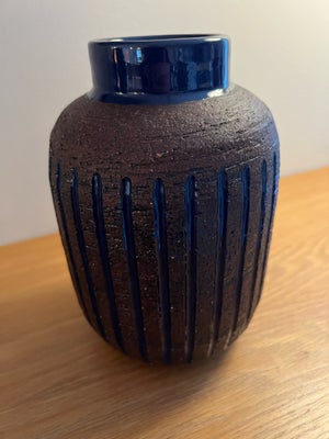 Keramik, Svenske  Gabrielle, Flot og fejlfri rustik keramik vase med kobolt blå striber fra Svenske 