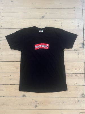 T-shirt, Supreme, str. L,  Sort,  God men brugt, Supreme CDG box logo fra 2017 i god stand
Kvitterin