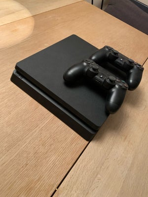 Playstation 4, Playstation 4 slim, God, Playstation 4 model slim, 2 styk kontroller medfølger, brugt