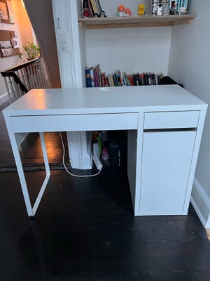 Skrive-/computerbord, Ikea, b: 105 d: 50 h: 75, Klassisk Ikea-skrivebord i fin stand. Perfekt til bø