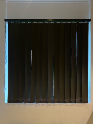 Lamelgardinsæt, 3 x grå mørklægnings lamelgardiner i rigtig fin stand. 2 til alm. vinduer og 1 til s
