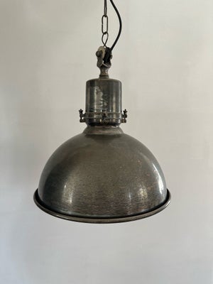 Anden loftslampe, Ilva, Industri-lampe - ikke gammel og den er købt i Ilva. 
Den virker, men har ikk