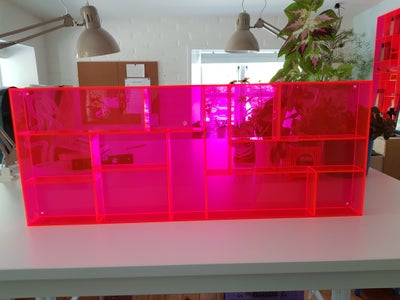 Sættekasse, Neon living, Sættekasse i neonpink fra Neon Living. 75x30 cm. Materialet er akryl. Lille