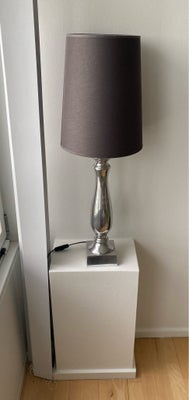 Lampe, 
Sølvlampe højde 78 cm, diameter 26 & fod 12 cm

Pris 300kr