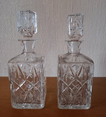 Glas, Krystal karafler, 2 gamle smukke krystal karafler med prop
15 cm høje , 27 cm med prop
Bund 9x