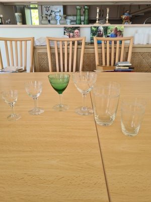 Glas, VIN GLAS, EJBY, 16 rødvinsglas 
12 hvidvinsglas (grøn)
15 portvinsglas
9 snapseglas 
4 ølglas 