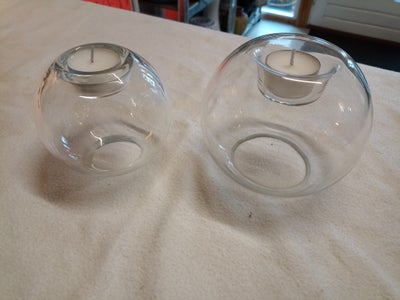 Glas, Runde glas fyrfadsstager, som kan dekoreres inden i.
1 på 12 cm i hæjde og 12 cm i diameter
1 
