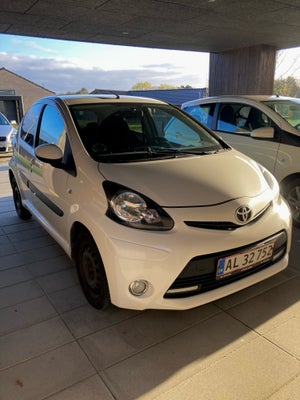 Toyota Aygo, 1,0 Air+, Benzin, 2012, km 205000, hvid, nysynet, aircondition, ABS, airbag, 5-dørs, ce