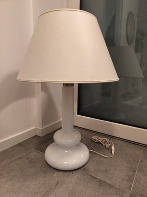 Lampe, flot stor Holmegaard bordlampe, hvid Plaza Opal, med lampeskærm. Design Hsin-Lung Lin.
Højde 
