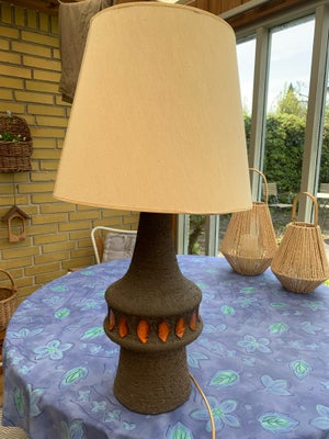 Lampe, Løvemose keramik, Meget flot retro keramiklampe
75 cm høj med skærm