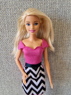Barbie, Barbiedukke, Flot nyere Barbiedukke i fin kjole. Se billeder for stand.

Husk at se mine and