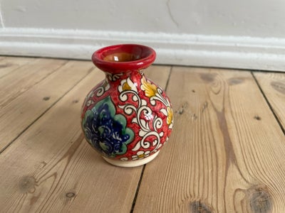 Keramik, Vase, Sød lille håndmalet keramikvase
Købt i Usbekistan
Aldrig brugt 

Højde 8 cm

Fra hjem