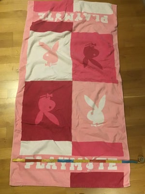 Håndklæde, Playboy, Badehåndklæde med Playboy  / playmate motiv. 
Mål 75 x 135 cm
Pæn stand,
Ring el