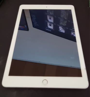 iPad 5, 32 GB, hvid, God, Ipad generation 5 har for nylig fået skifte batteriet. oplader medfølger