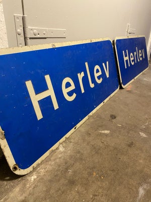 Skilte,   Vejskilt, 2 stk. vejskilte. Bynavn “Herlev”. Længde 100 cm. Højde 40 cm. Sælges for 150 kr