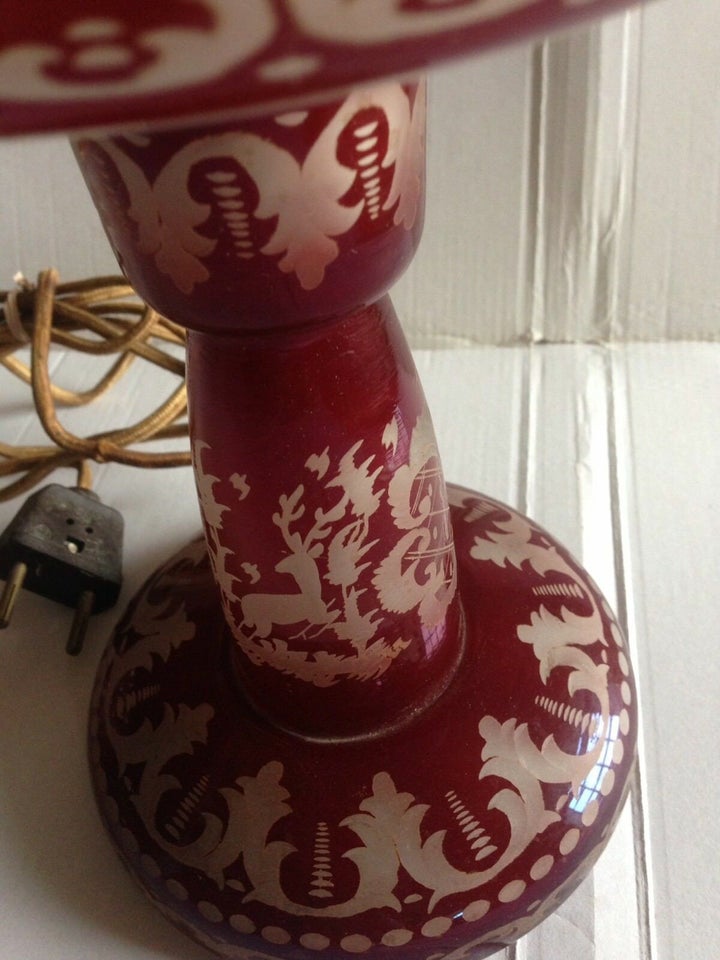 Anden bordlampe, Rød Bømisk glasbordllampe med mønster