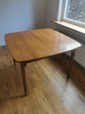 Spisebord, Nøddetræ, Slagelse møbelværk, b: 125 l: 125, Snedker spisebord fra 1950'erne i fin stand.