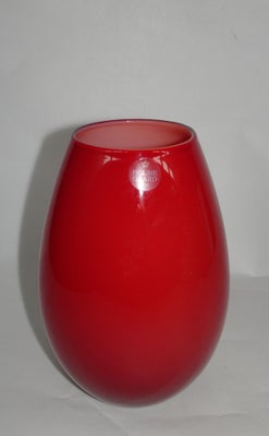 Vase, Cocoon, Holmegård, Flot rød vase i Cocoon serien designet af Peter Svarrer for Holmegaard i 20