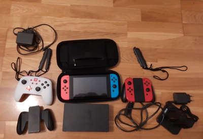 Nintendo Switch, 
røgfrit hjem, god stand. Disse medfølges:

1 dock set

1 HDMI-stik

4 controllere
