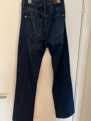 Jeans, Ellos, str. 46,  Blå,  Næsten som ny, Super fede stretch jeans med bootcut.
Mørkeblå.

Nypris