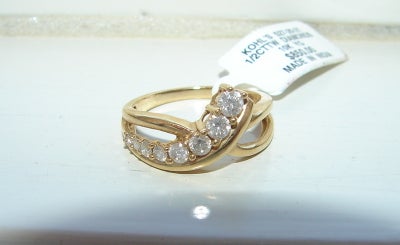 Ring, guld,  kohl's, Ny ring i 10k guld med ½ct diamanter fordelt på 8 sten. Ringen kommer med prism