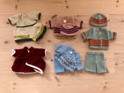 Babyborn, Tøj til Babyborn, 

5 sæt hjemmestrikket tøj til BabyBorn. NYT

To sæt med kjole + hue.
Tr