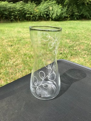 Vase, Glasvase med bladranke , Barbro Wesslander og Pia Amsell, Høj glasvase med sandsleben bladrank
