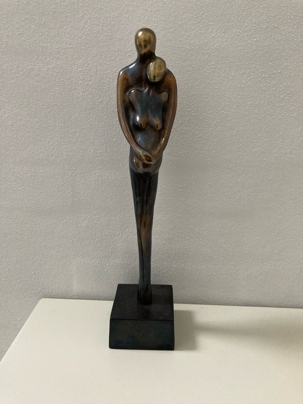 Bronze figur af gravid par