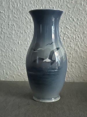 Porcelæn, Royal Copenhagen vase, Super flot.
Fremstår i pæn stand.
1. sortering.
Mål.Højde:18cm.
Mot