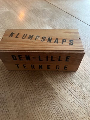 Træ kasse med tekst, 

Træ kasse med tekst


Lille trææske / trækasse med teksten "Klumpsnaps" og "D