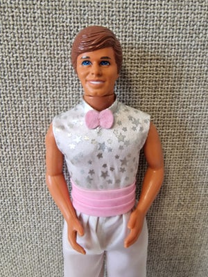 Barbie, Super Star Ken 1988, Super Star Ken fra 1988. Han mangler sin originale jakke og sko. Se bil