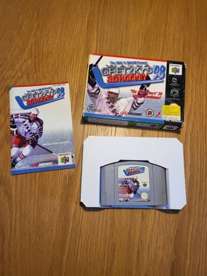 Gretzky's 98 3D Hockey, N64, sport, Gretzky's 98 3D Hockey til Nintendo 64.

Kasse og manual er i ri
